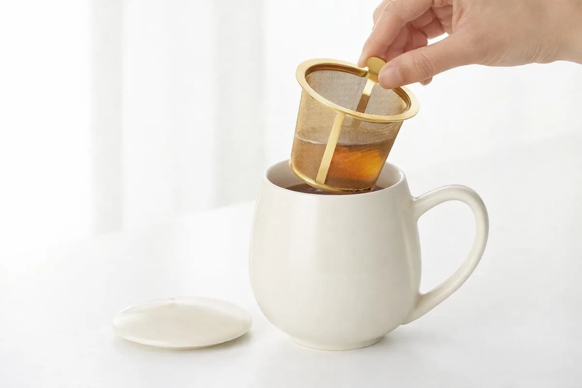 Vađenje filtera iz šalice nakon što je čaj spreman za posluživanje.